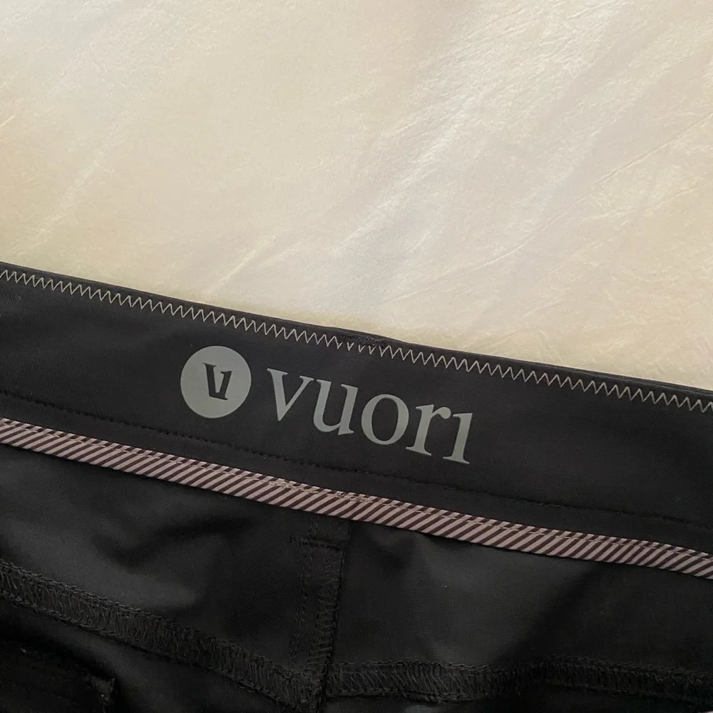 Vuori Men’s Meta Cropped Chino Pants Black Size 38 Athletic Business Casual